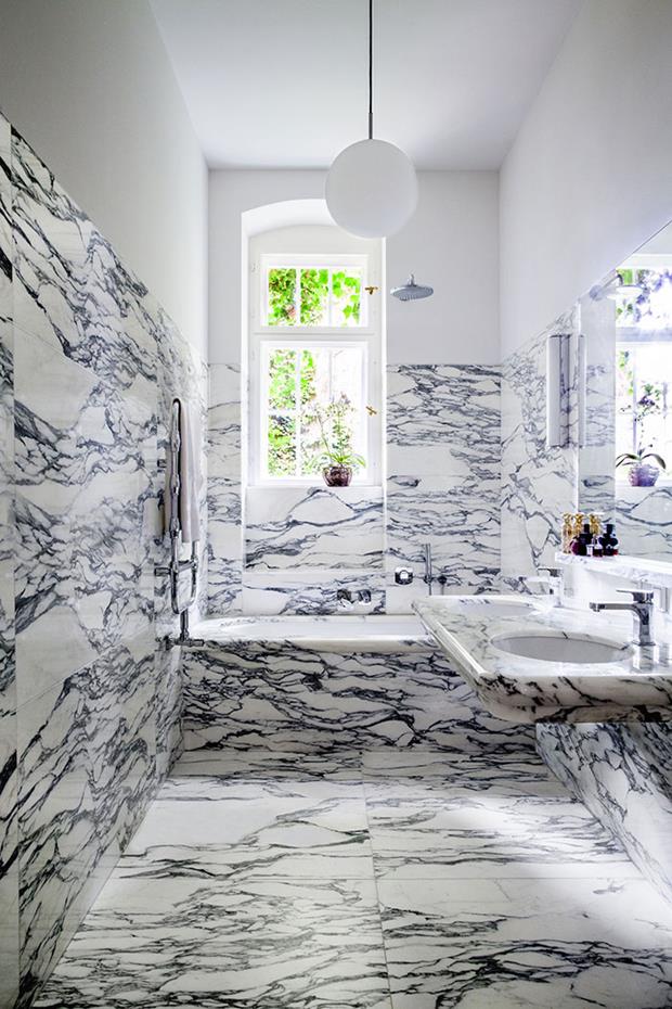 O luxuoso banheiro, todo em mármore.