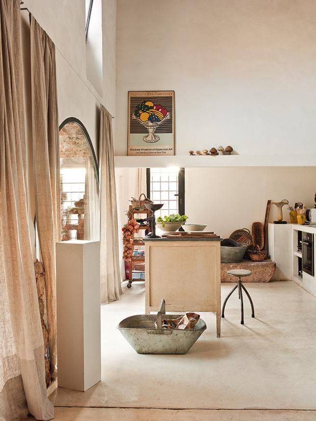 Na cozinha, mesa e objetos Carina casanovas e cortinas de linho antigo.