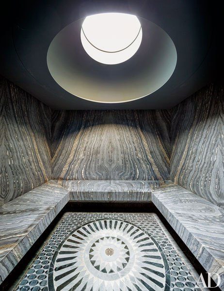 O lindo mosaico no piso da sauna leva a assinatura Sicis, e a sensação é de que a luz da claraboia faz surgir o mosaico em mármore. Adorei o efeito.