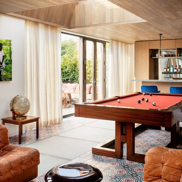Mesa de bilhar de Blatt Billiards e piso Exquisite Surfaces.