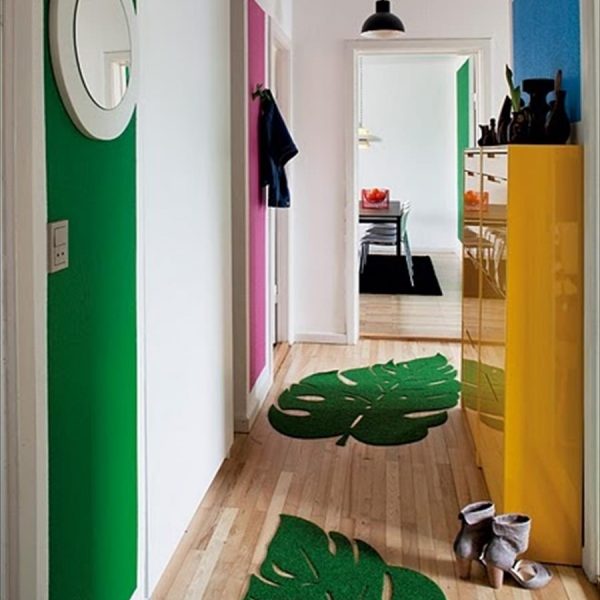 Os tapetes pequenos segmentam o espaço. Uma ótima ideia para diminuir a sensação de comprimento excessivo.