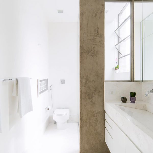 Simples e muito elegante, o banheiro também recebe piso em granilite.
