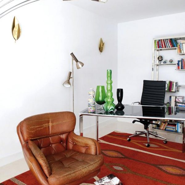 Aluminium Chair, de Charles & Ray Eames, estante Milo Baughman, poltrona giratória de couro, Henry W. Klein. Apliques dourados na parede, Tommaso Barbi.
