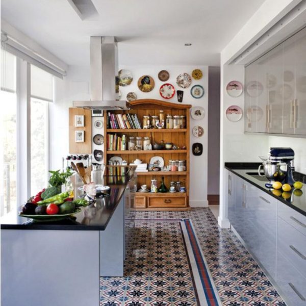 Eletrodomésticos Bosch, piso de ladrilho hidráulico e pratos comprados mundo afora fazem da cozinha de Heunis um ambiente bacana e especial.