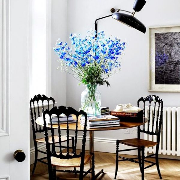 Mesa de jantar em nogueira e bronze Ignazio Gardella e cadeiras Chiavari compradas em Estocolmo.