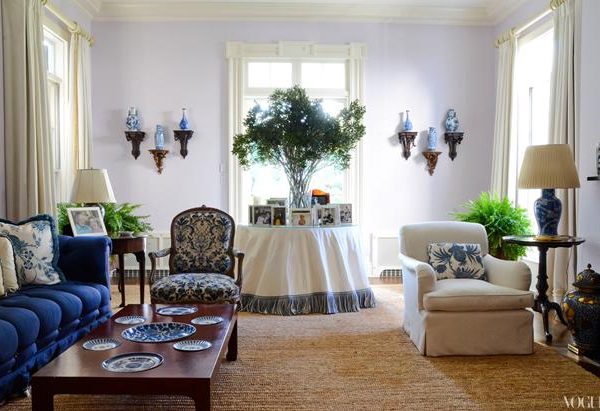 O azul e branco, clássica composição, tem lugar garantido na casa em East Hampton. Observe a mesa de centro com pratos encaixados.