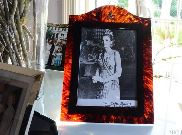 Grace Kelly era amiga de Estée Lauder e a foto autografada pela princesa de Mônaco é uma das lembranças queridas da dona da casa.