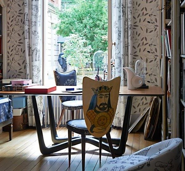 No escritório com vista para o jardim, cadeiras revestidas com tecidos Pierre Frey.