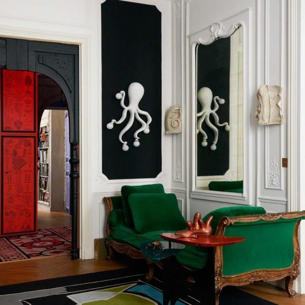 Sobre tapete desenhado por Vincent Darré, sofá século XIX revestido em veludo esmeralda. Lindo!