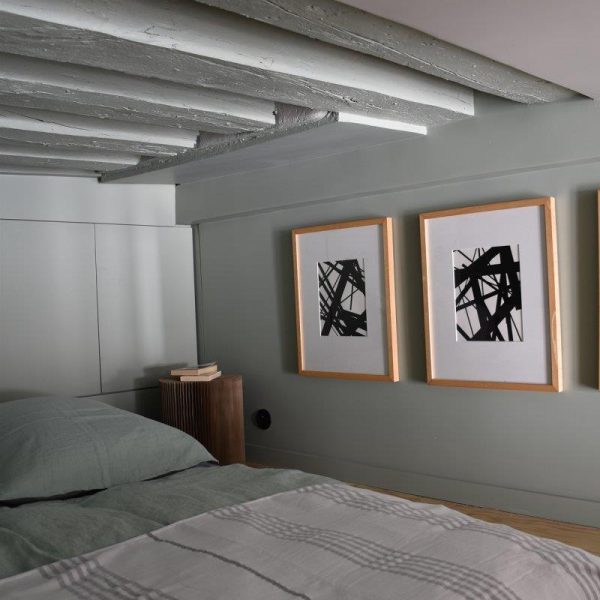 A cama ocupa quase toda a área do quarto, que pintado todo na mesma cor, fica agradável e aconchegante.