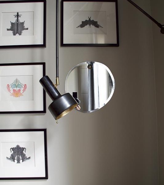 Luminárias pendentes ou presas às paredes são ótima solução para pequenos espaços.