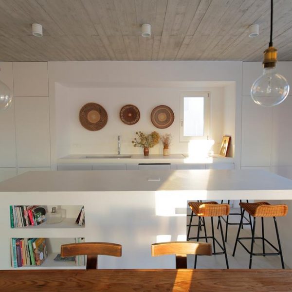 Na cozinha, o branco cobre bancada e armários, integrando o espaço ao living.