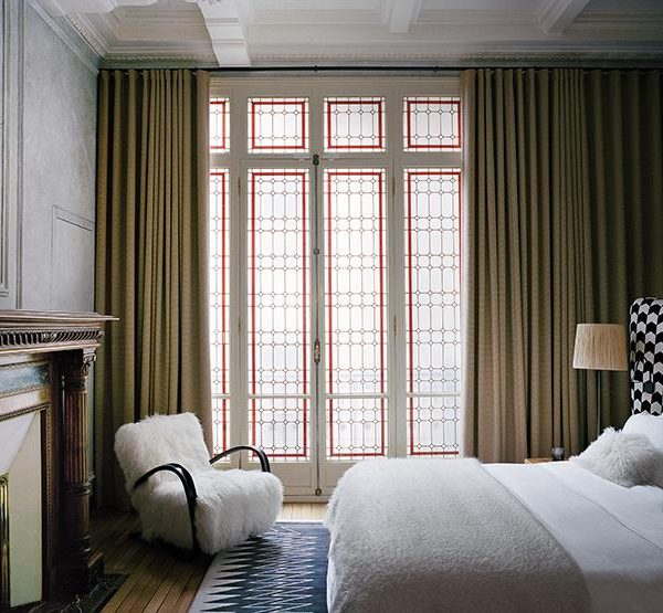 No quarto, o encosto alto da cama Promemoria foi forrado com um tecido preto e branco gráfico Pierre Frey. Cadeira de Jindrich Halabala.
