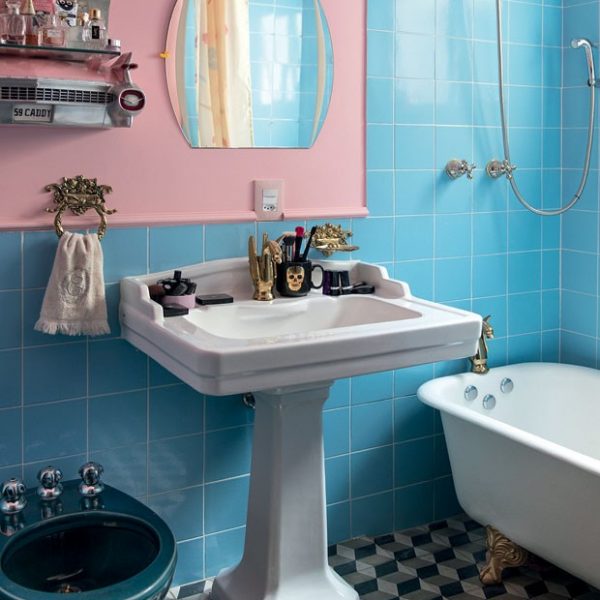 O banheiro renovado tem banheira vitoriana original, encontrada no Rio de Janeiro.