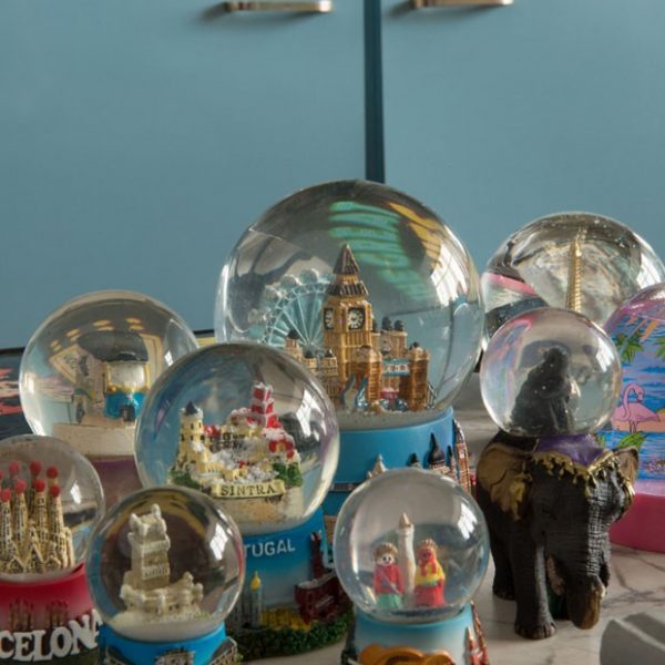 A coleção de globos de neve só aumenta a cada vez que Carrô encontra uma dessas peças à venda.