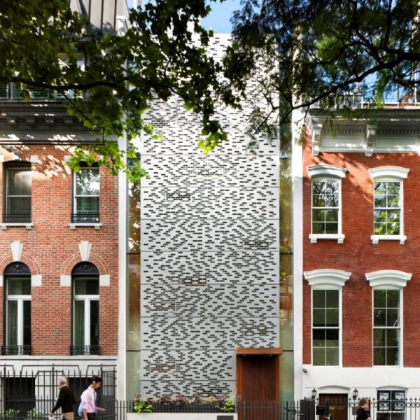 A townhouse em Nova York com surpreendente fachada em metal