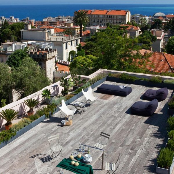 O enorme terraço, com vista para o mar azul turquesa do mediterrâneo