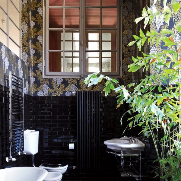 No banheiro, plantas, preto e papel de parede de alta octanagem. Perfeito