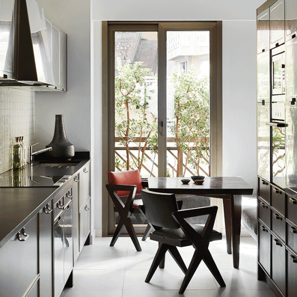 Cozinha moderna com eletros em inox e grande porta balcão