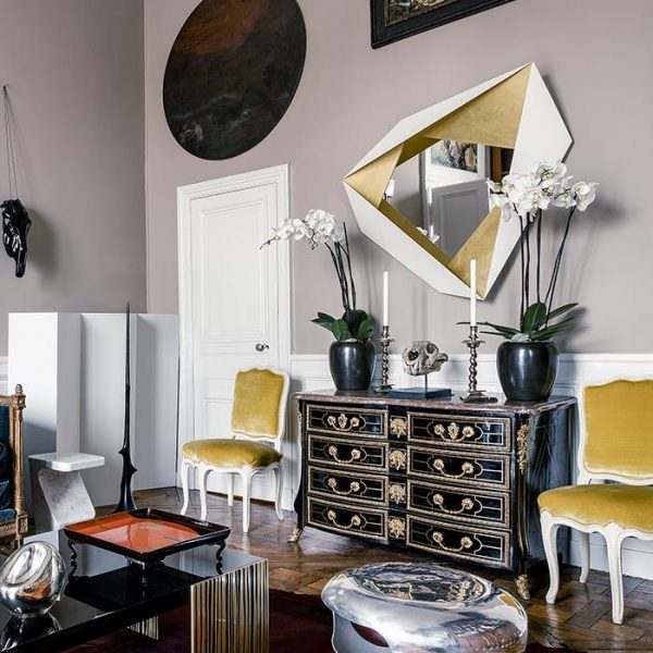 Espelho e “banco” Straeten, bem modernos, fazem contraponto à cômoda de madeira laqueada, mármore e bronze