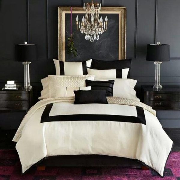 A roupa de cama branca suaviza a base preta em combinação mais do que clássica.
