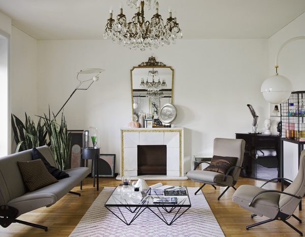 O living milanês recebeu mobiliário moderno que contracena com os itens originais do imóvel, como piso e lareira