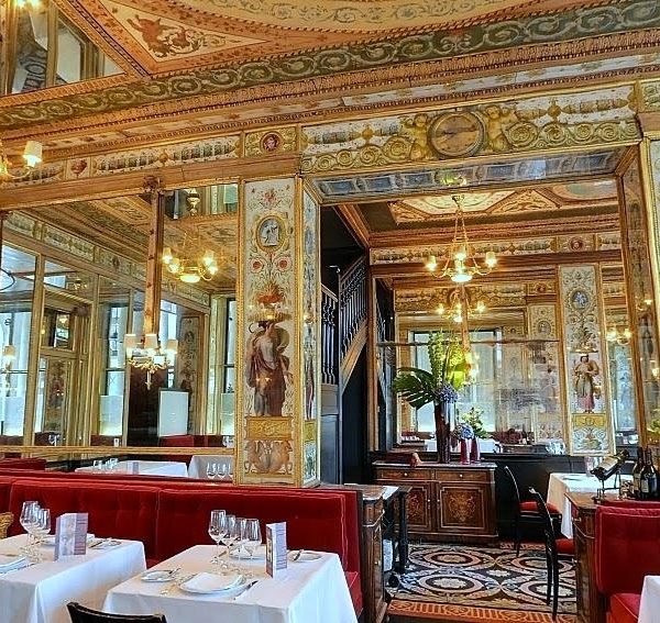 O interior do Le Grand Véfour, que conserva as características originais, com muito dourado