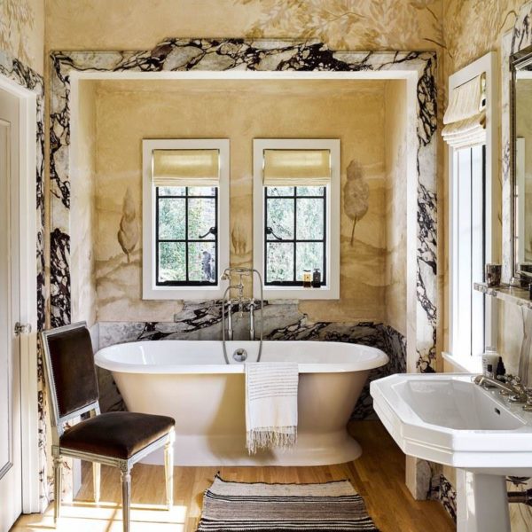 Ultra clássico, o banheiro recebeu molduras de mármore e pintura em "trompe-l'oeil"