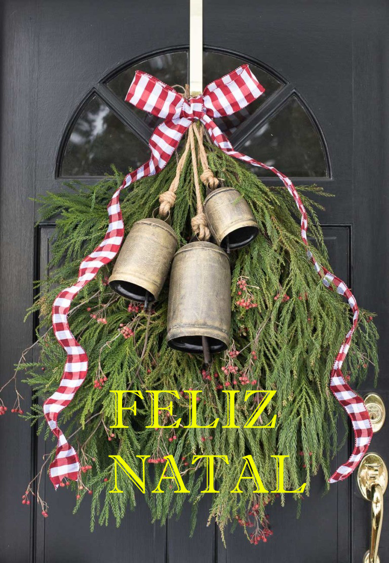 front-door-decorate-christmas-wreath-swag-greenery-bells-768x1152 - Cópia cópia