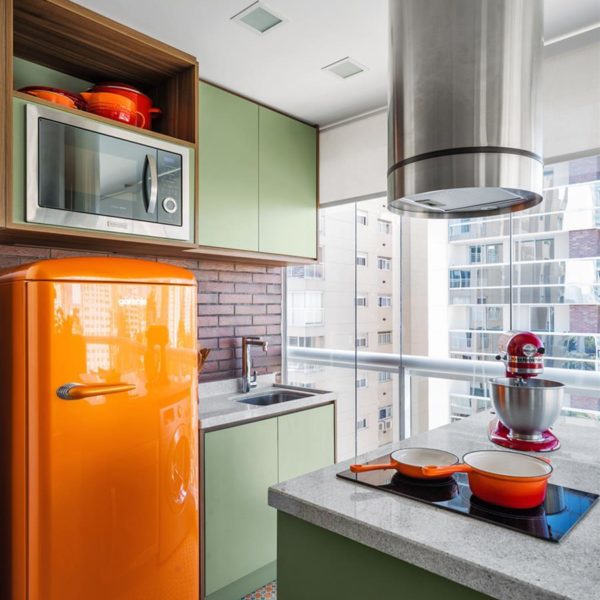 A geladeira laranja é ponto de atração na cozinha