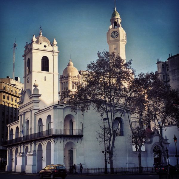 O Cabildo de Buenos Aires é um edifício histórico localizado na Praça de Maio da capital argentina. Durante a época colonial, o edifício foi sede do cabildo encarregado de representar a cidade frente à metrópole, com várias funções jurídicas e administrativas, além de servir de prisão