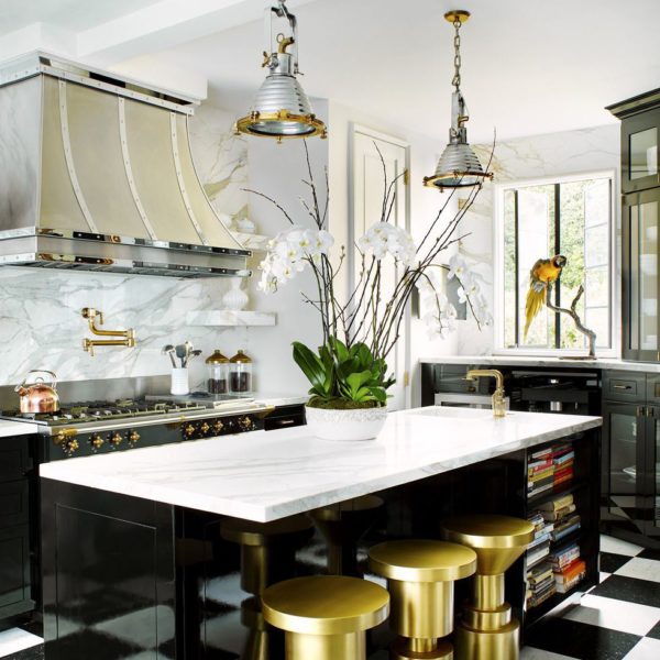 O dourado aparece também na cozinha, com piso P&B, super tradicioanl