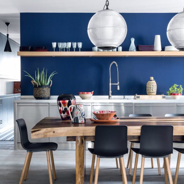 O azul aparece com força na cozinha moderna do apartamento parisiense