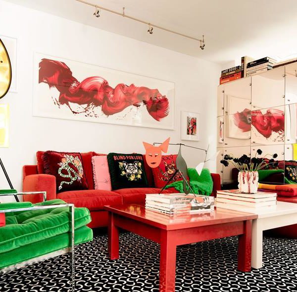 Sobre o sofá B&B Italia recheado das lindas almofadas da Gucci, pintura de James Nares. Sobre a mesa, escultura Alexander Calder