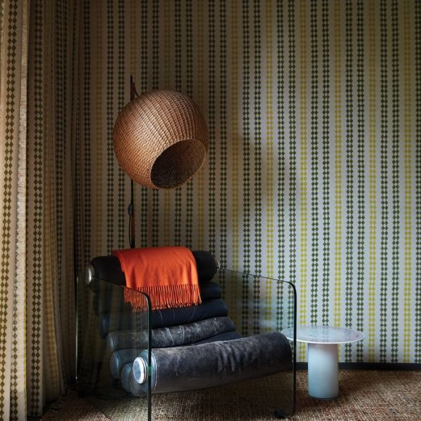 Cadeira Hyaline dos anos 60 de Fabio Lenci com uma lâmpada de capô de vime no canto de um dos quartos de hóspedes