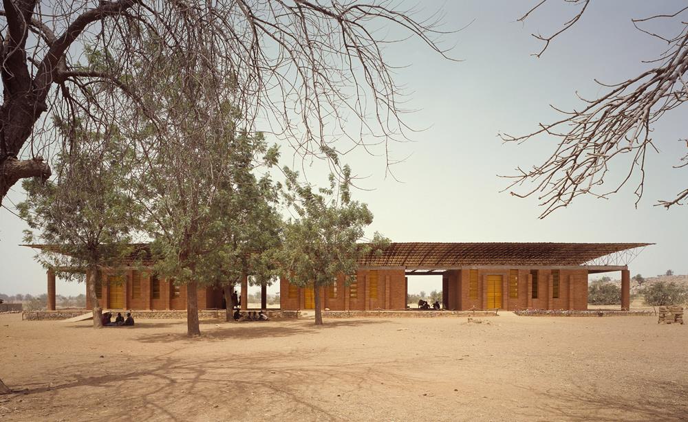 Primeiro projeto de Francis Kéré, a Escola Primária Gando lhe rendeu o Prêmio Aga Khan de Arquitetura em 2004