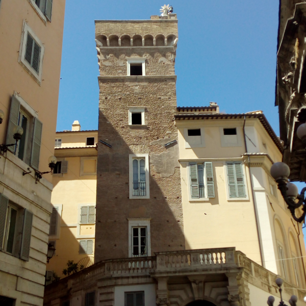 Palazzo Scapucci, que data de 1.500, e tem a história e restauração do prédio retratada em livro