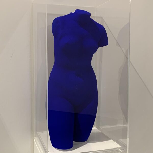 Escultura em Azul Klein