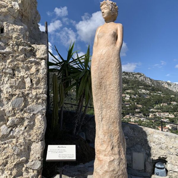 Barbara, uma das muitas esculturas no Jardin Exotique d'Eze
