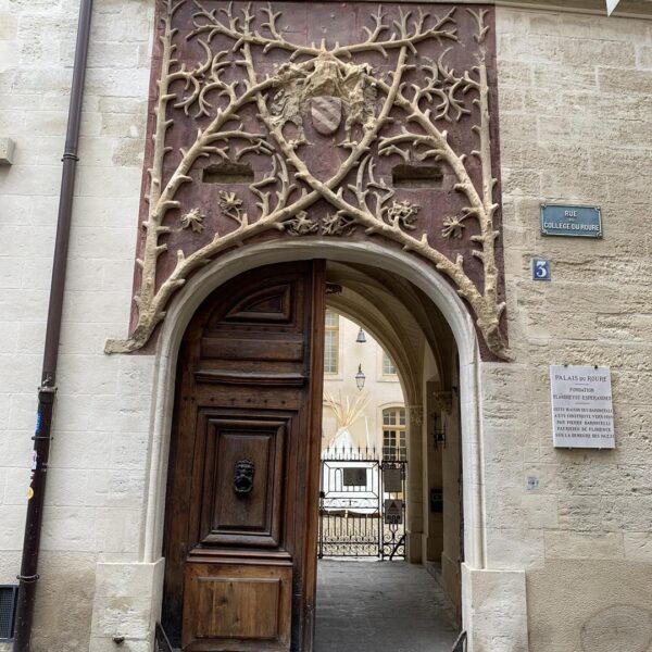 Entrada do Palais du Roure