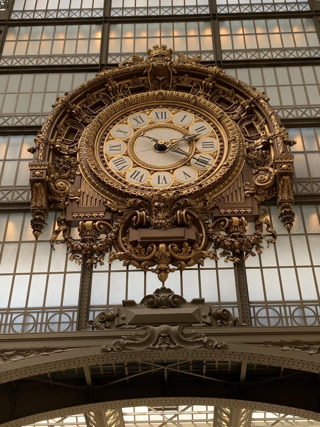 Relógio no saguão do Musée d'Orsay
