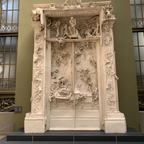 A monumental escultura "La Porte de l'Enfer", de Auguste Rodin