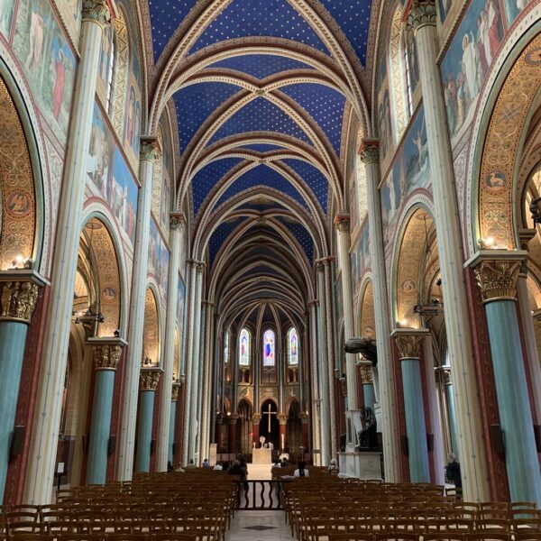 Interior da majestosa Église de Saint-Germain-des-Prés