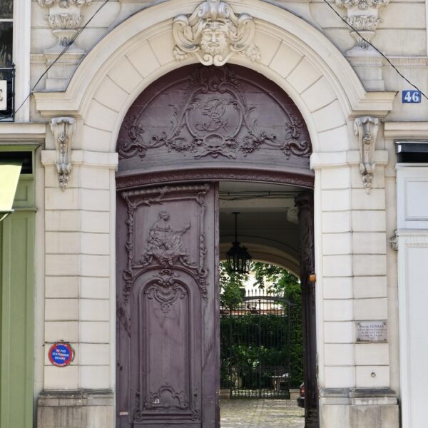 Porta linda e bastante fotografada em uma das vizinhanças mais legais de Paris
