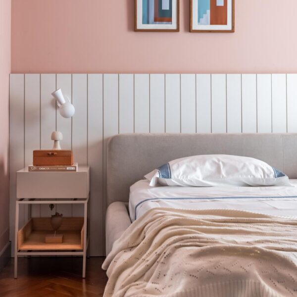 Dormitório com parede colorida no tom de 2024, projeto de Mari Milani