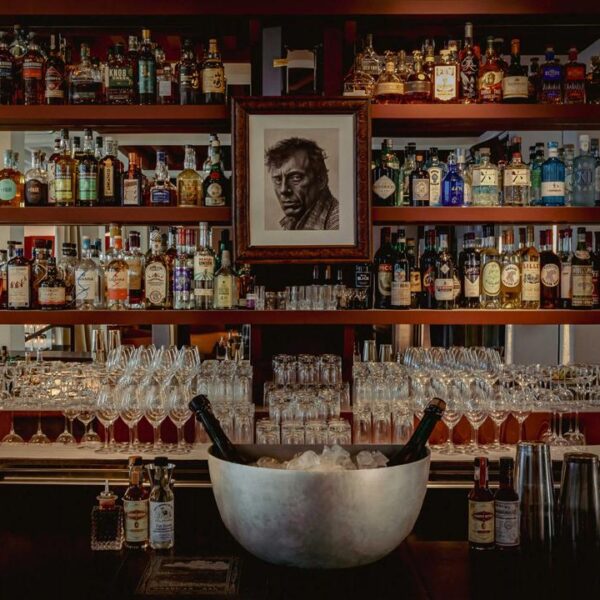 DIz a lenda que os cocktails do lindo American Bar são ótimos.
