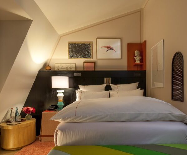 Já que a grande maioria dos quartos em Paris são bem pequenos, pelo menos que sejam bacanas  como esse!